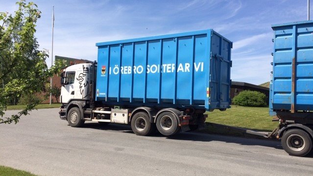 Bild: Lastbil kör containrar.